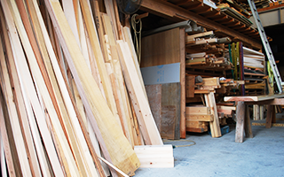 会社の資材置き場です。檜など良質な木材を建築プラン優先で加工していきます。
